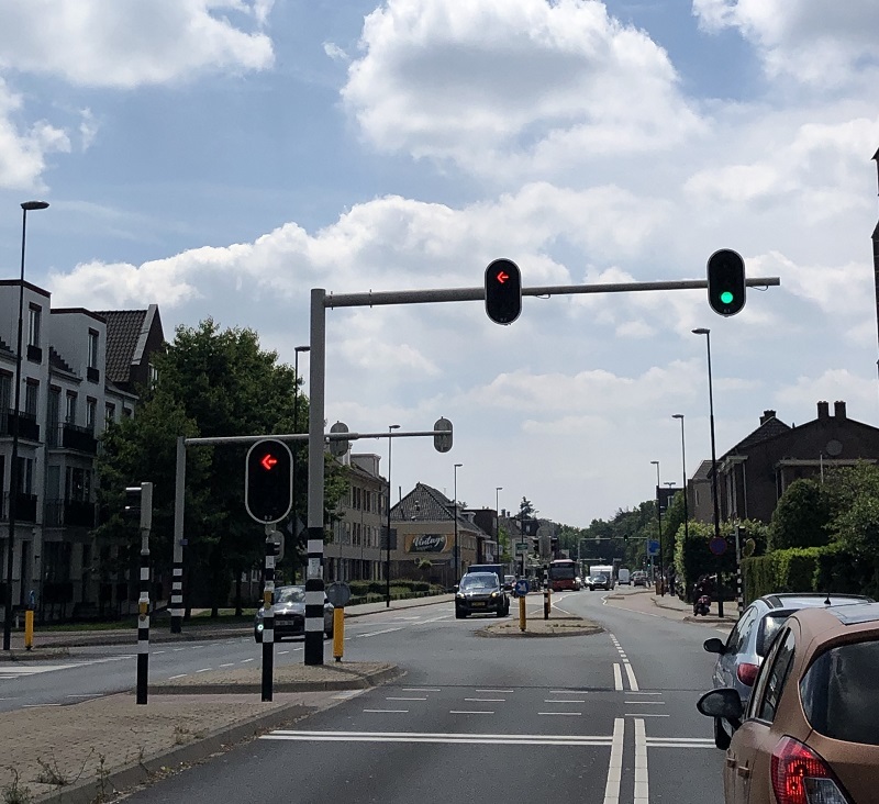 Auto's op de Eindhovenseweg staan stil voor de stoplichten