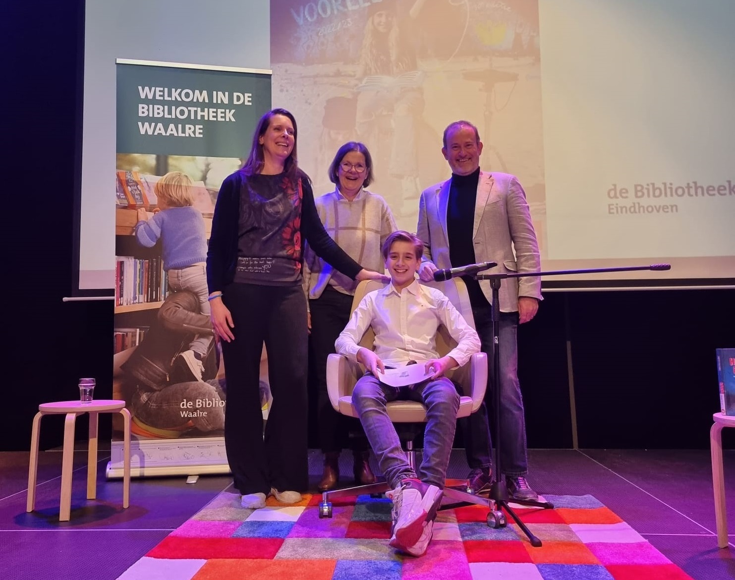 Medewerkers van de bibliotheek Eindhoven/Waalre Margot Lasance, Coco Broos, wethouder cultuur Kees Vortman en Julian Cornelissen