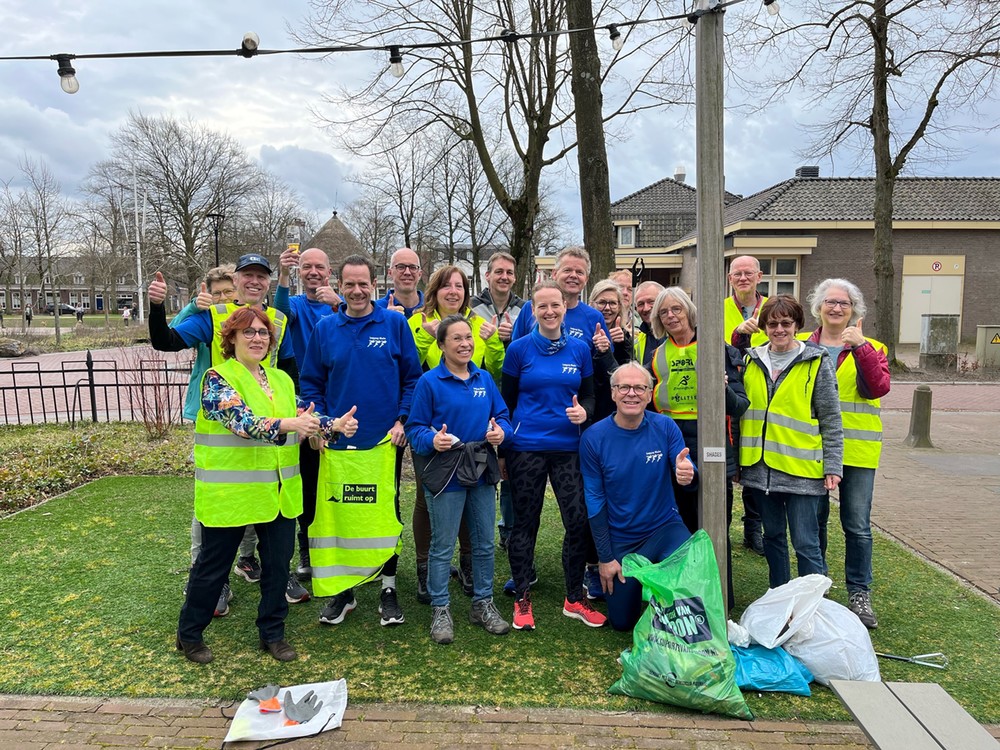 Wethouder van de Loo en enthousiaste inwoners met gevulde afvalzakken