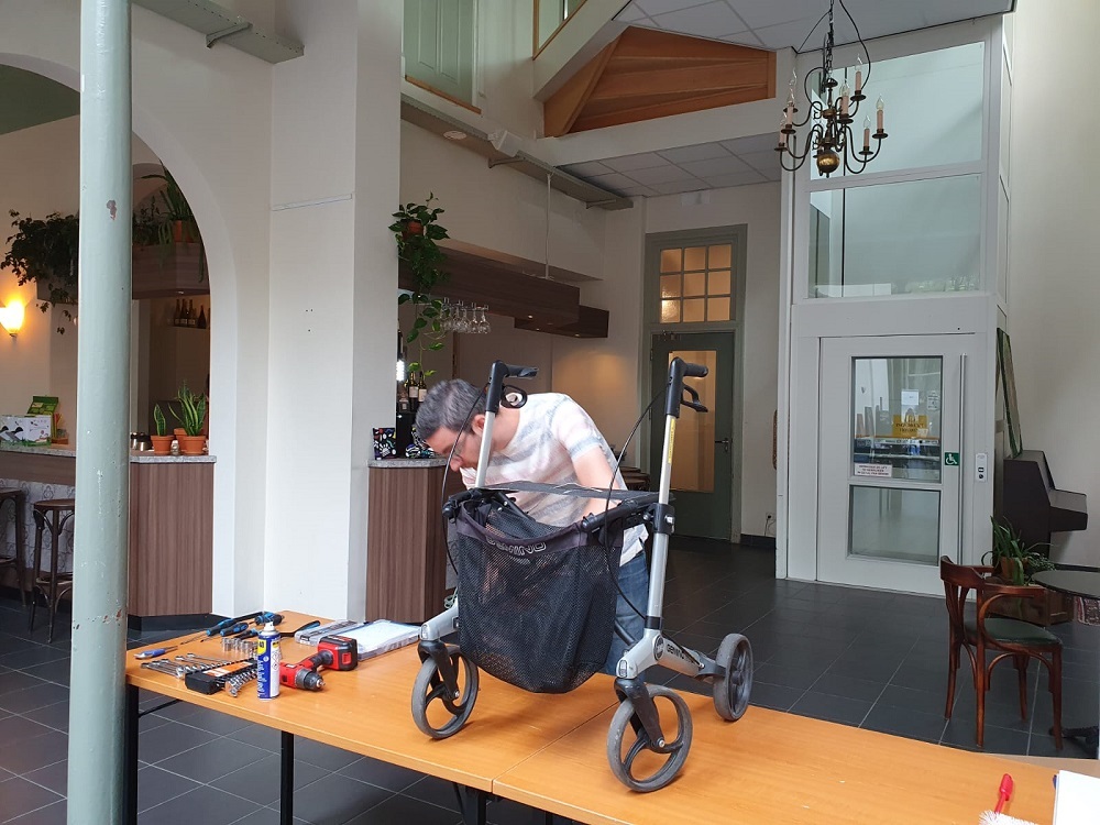 Tom controleert een rollator