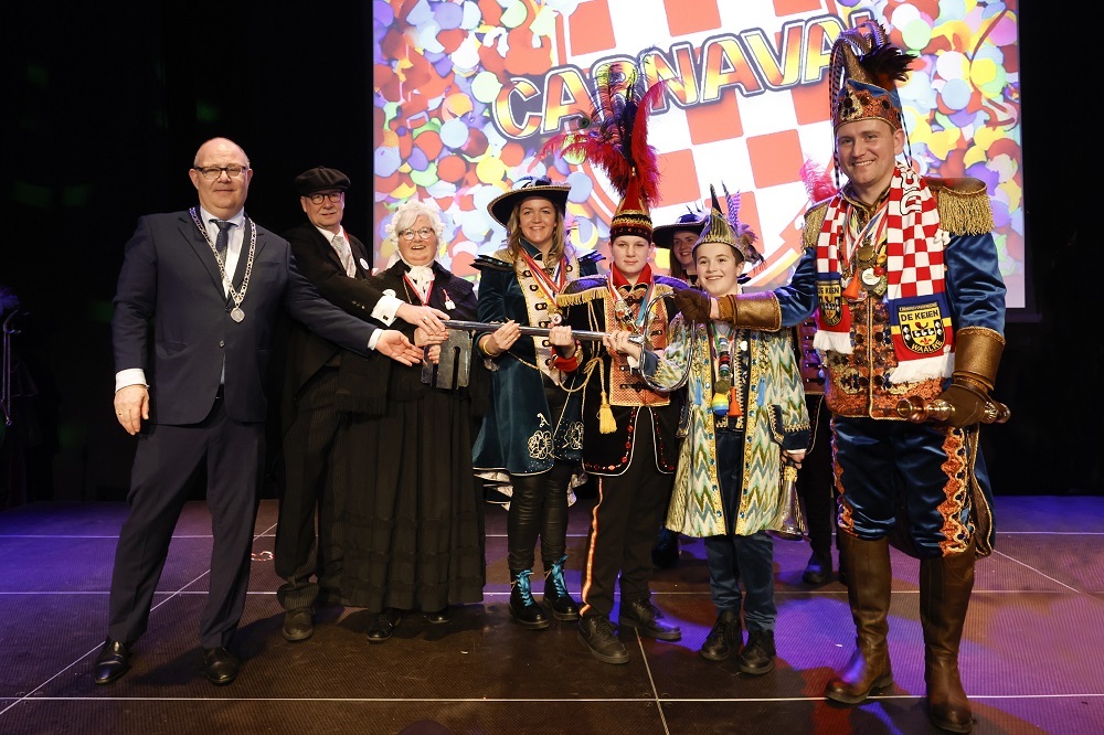 Burgemeester Oosterveer overhandigt de sleutel aan prinses en prins