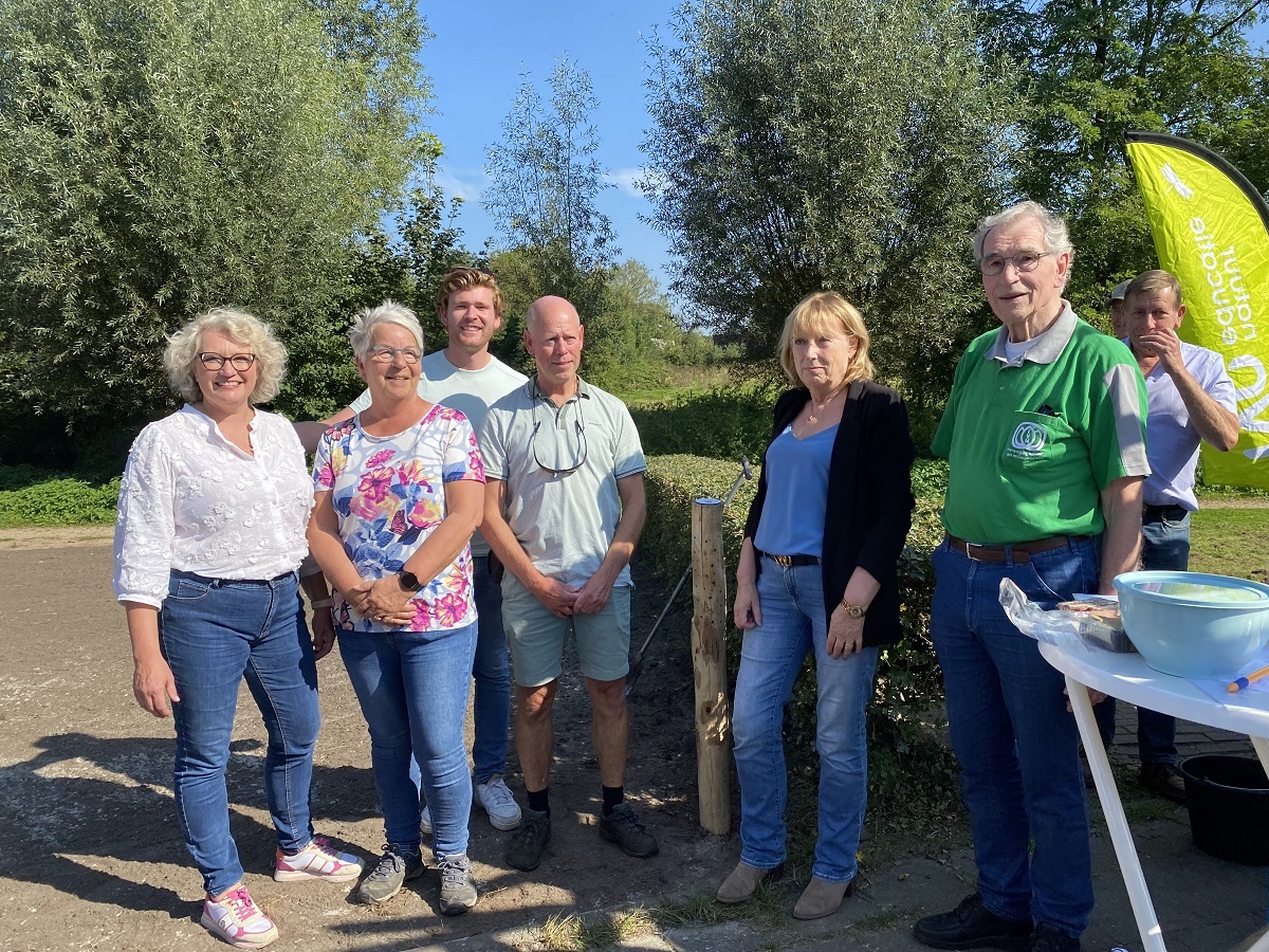 Wethouder Van de Goor en bewoners van de Anna Paulownalaan
