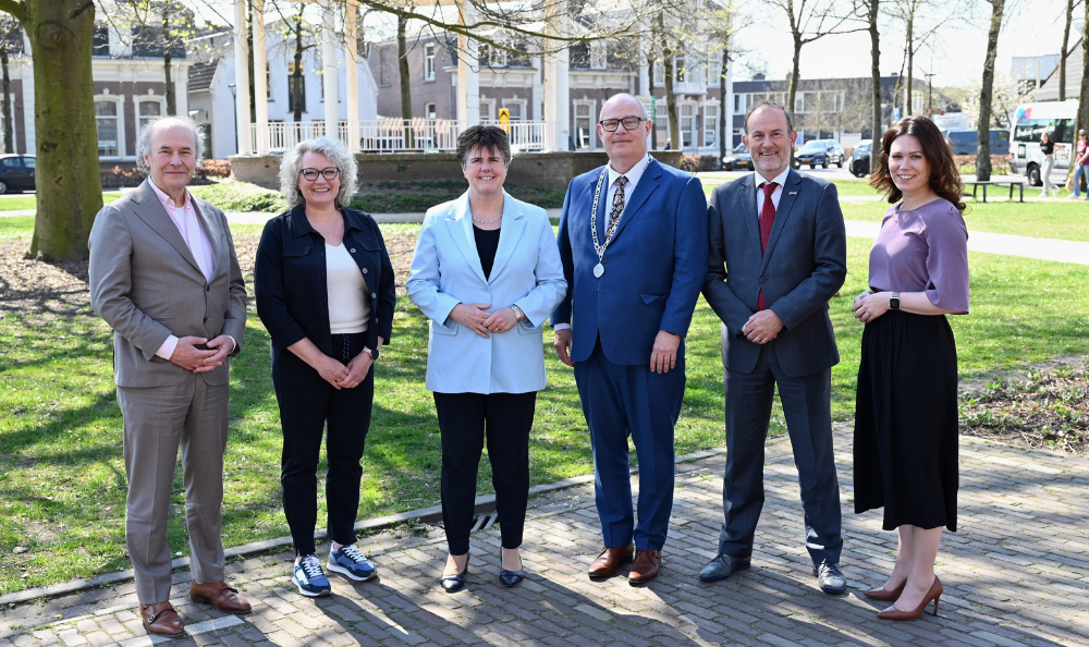 Op de foto, van links naar rechts, wethouder Pieters, wethouder Van der Goor, CdK mevrouw Ina Adema, burgemeester Oosterveer, wethouder Vortman en gemeentesecretaris mevrouw Rosanne Franken