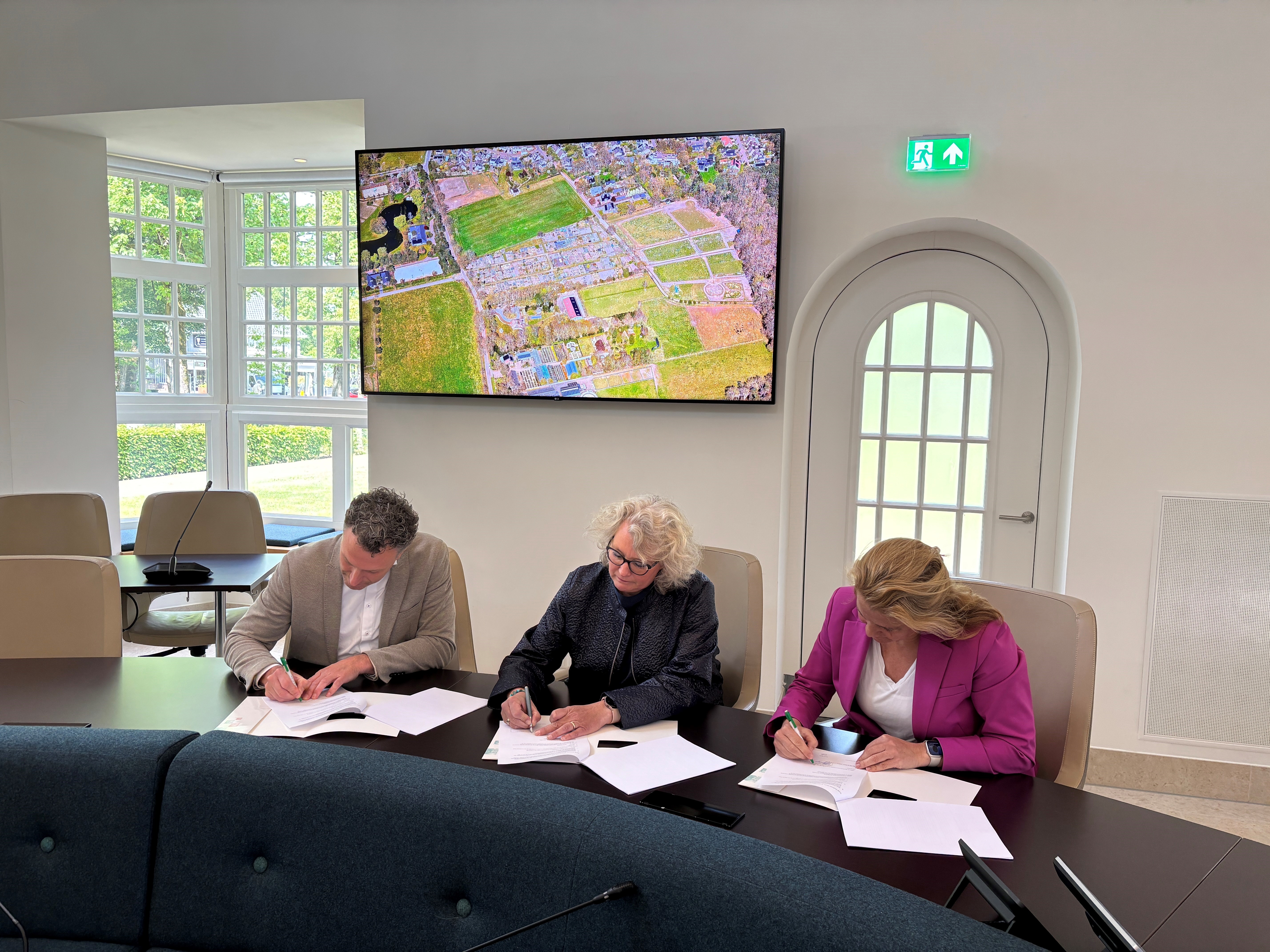 Wethouder wonen Suzan van de Goor, senior ontwikkelingsmanager van BPD Mireille Knape en directeur Vastgoed van Heijmans Clemens Hoedjes ondertekenen de overeenkomst