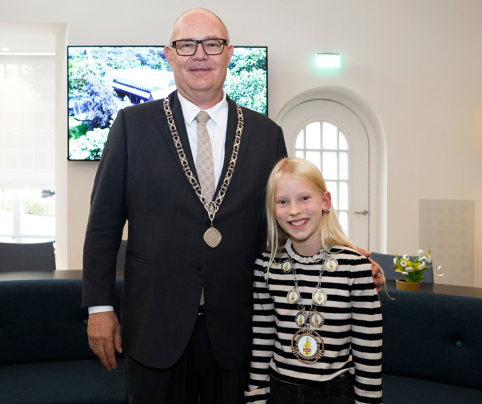 Kinderburgemeester Hannah en burgemeester Oosterveer