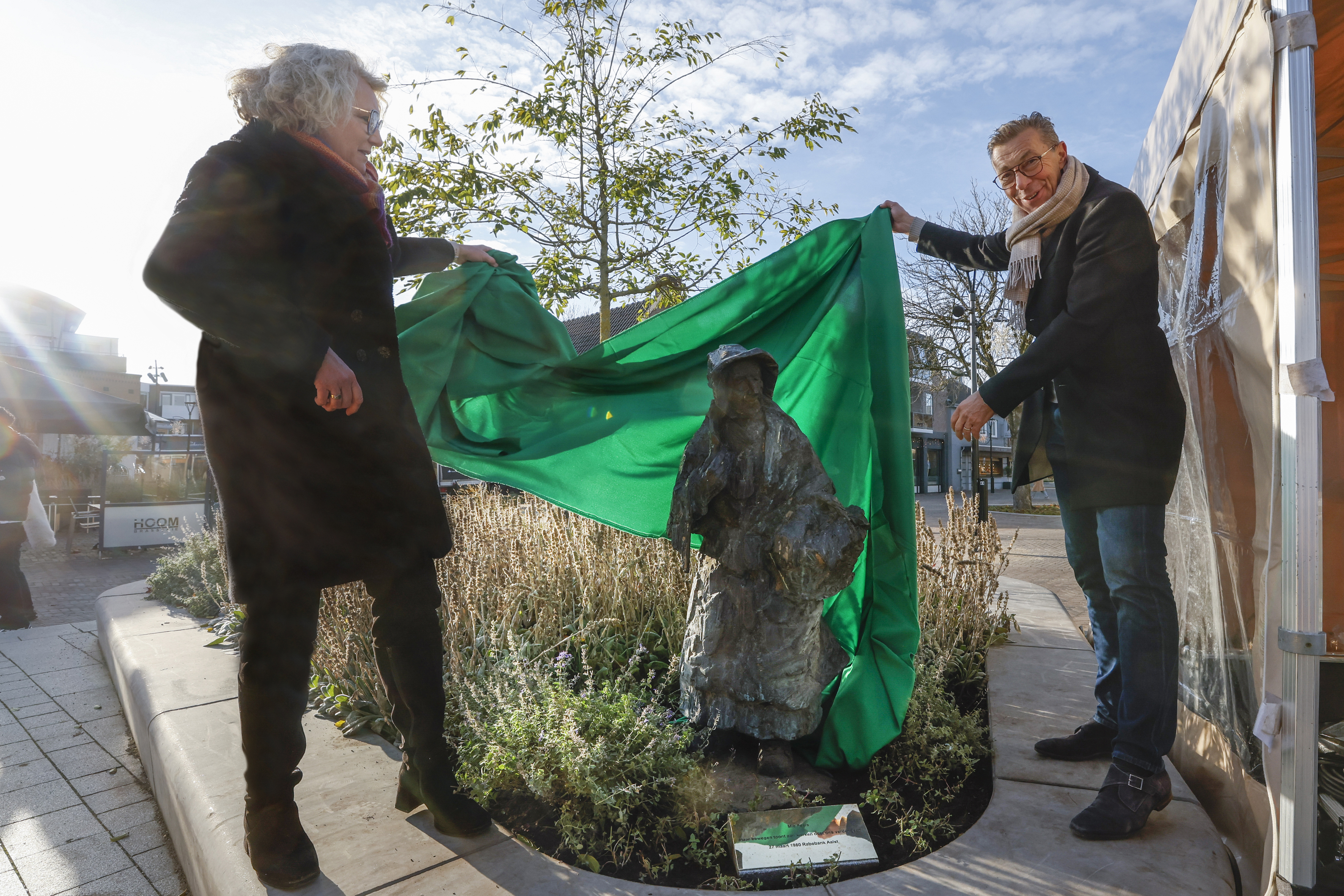 De onthulling van het standbeeld Mie Peels door wethouder Suzan van de Goor 
