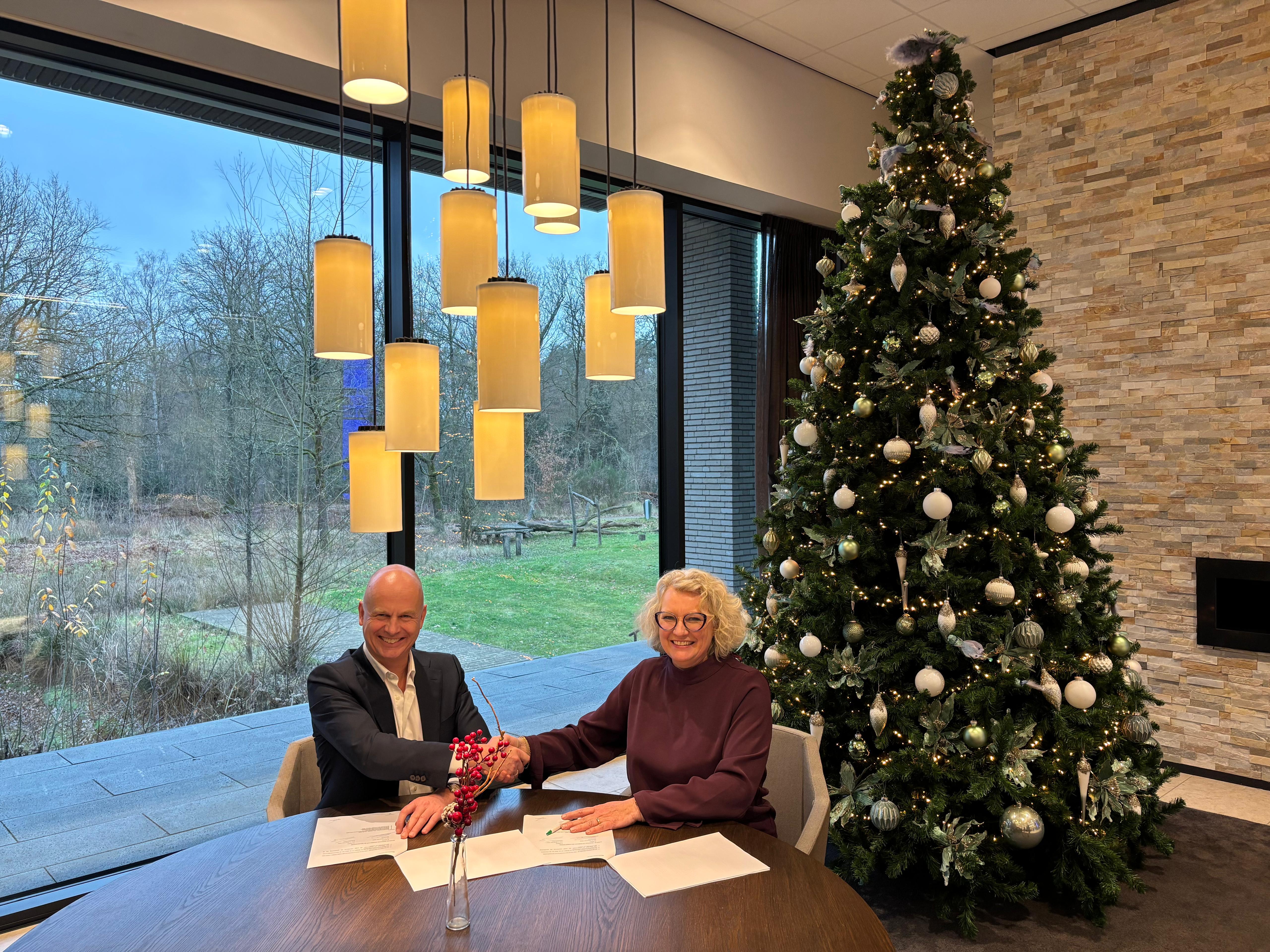 De intentieovereenkomst werd ondertekend door Otto van den Boogaard, CEO van High Tech Campus Eindhoven en Suzan van de Goor-Gelens, wethouder Wonen.