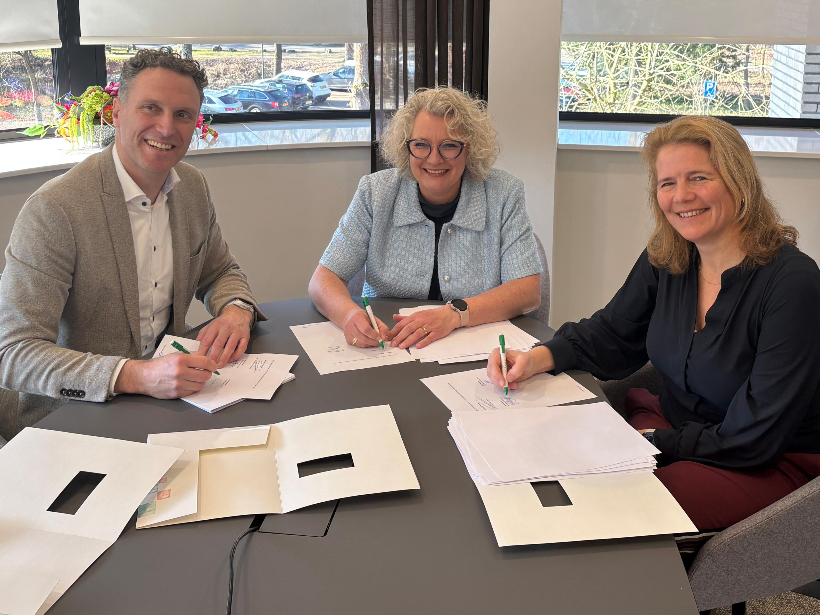 De overeenkomst woningbouwontwikkeling Ekenrooi Zuid wordt ondertekend