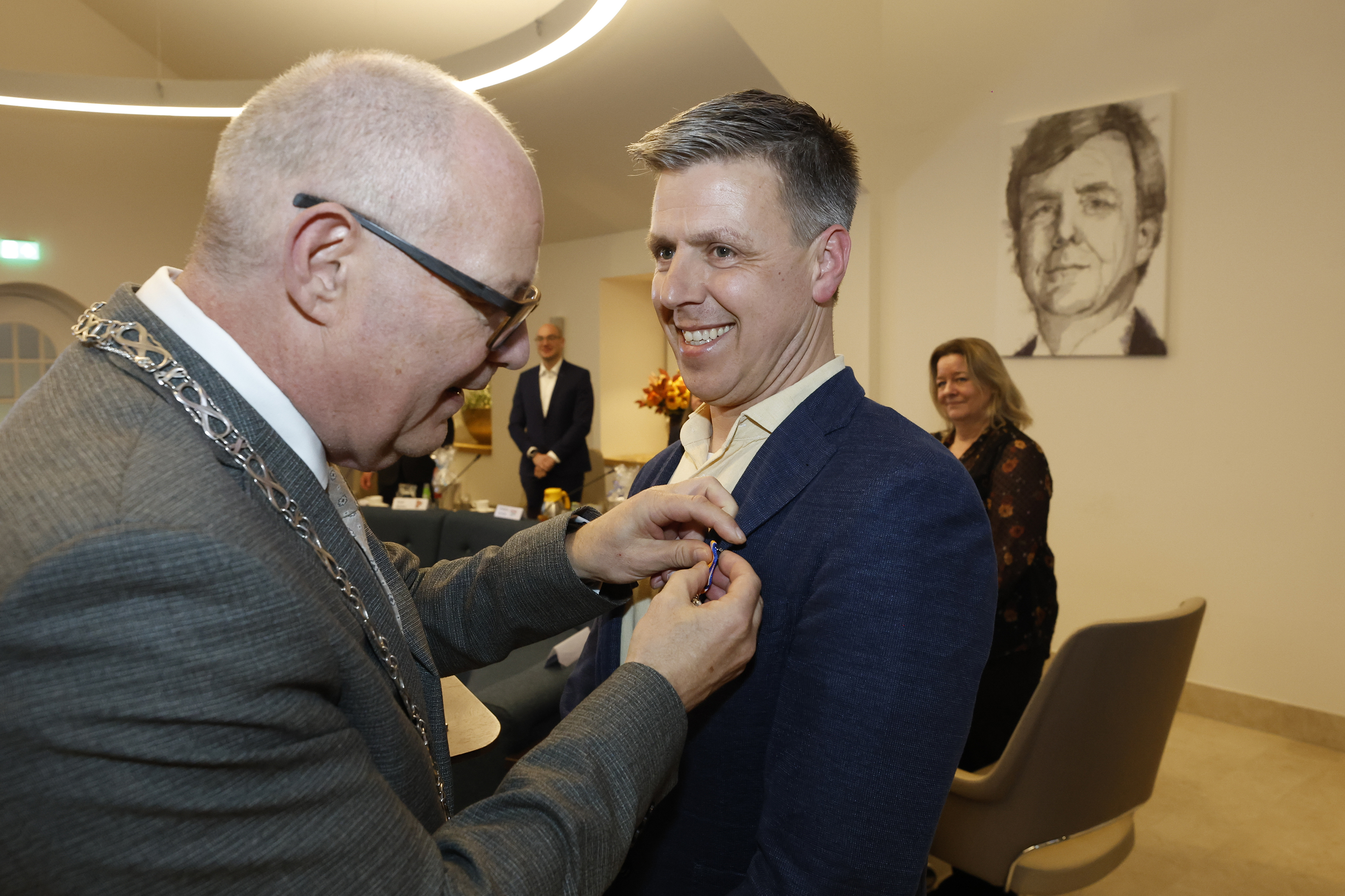 Raadslid Floris Schoots ontvangt een onderscheiding van burgemeester Oosterveer 