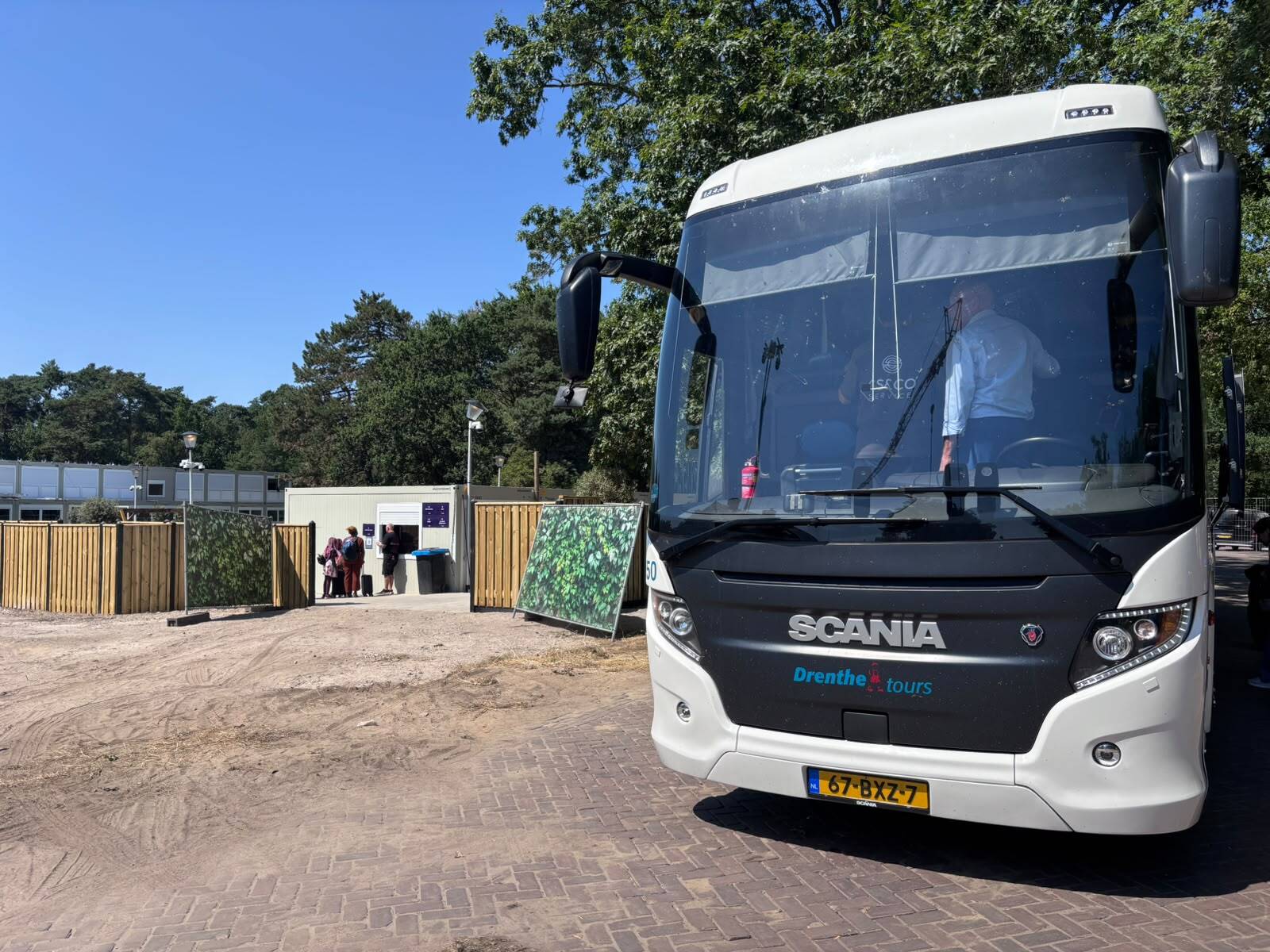 Tijdelijke noodopvang op het voormalige Boerenbondterrein in Waalre, waar de eerste bewoners zijn aangekomen.