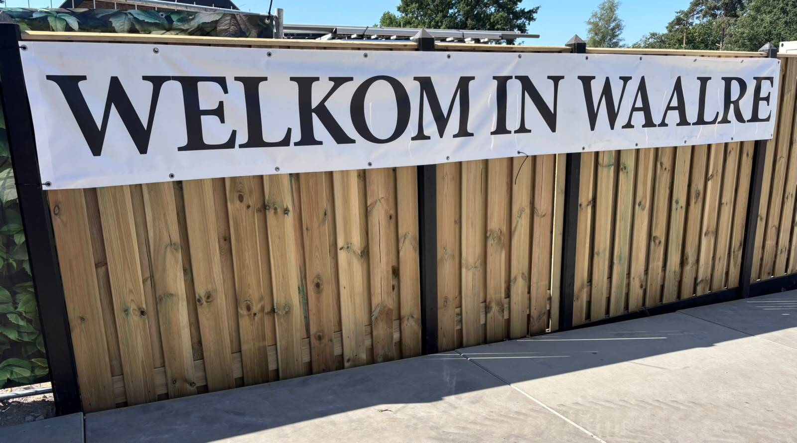 Tijdelijke noodopvang op het voormalige Boerenbondterrein in Waalre, waar de eerste bewoners zijn aangekomen.