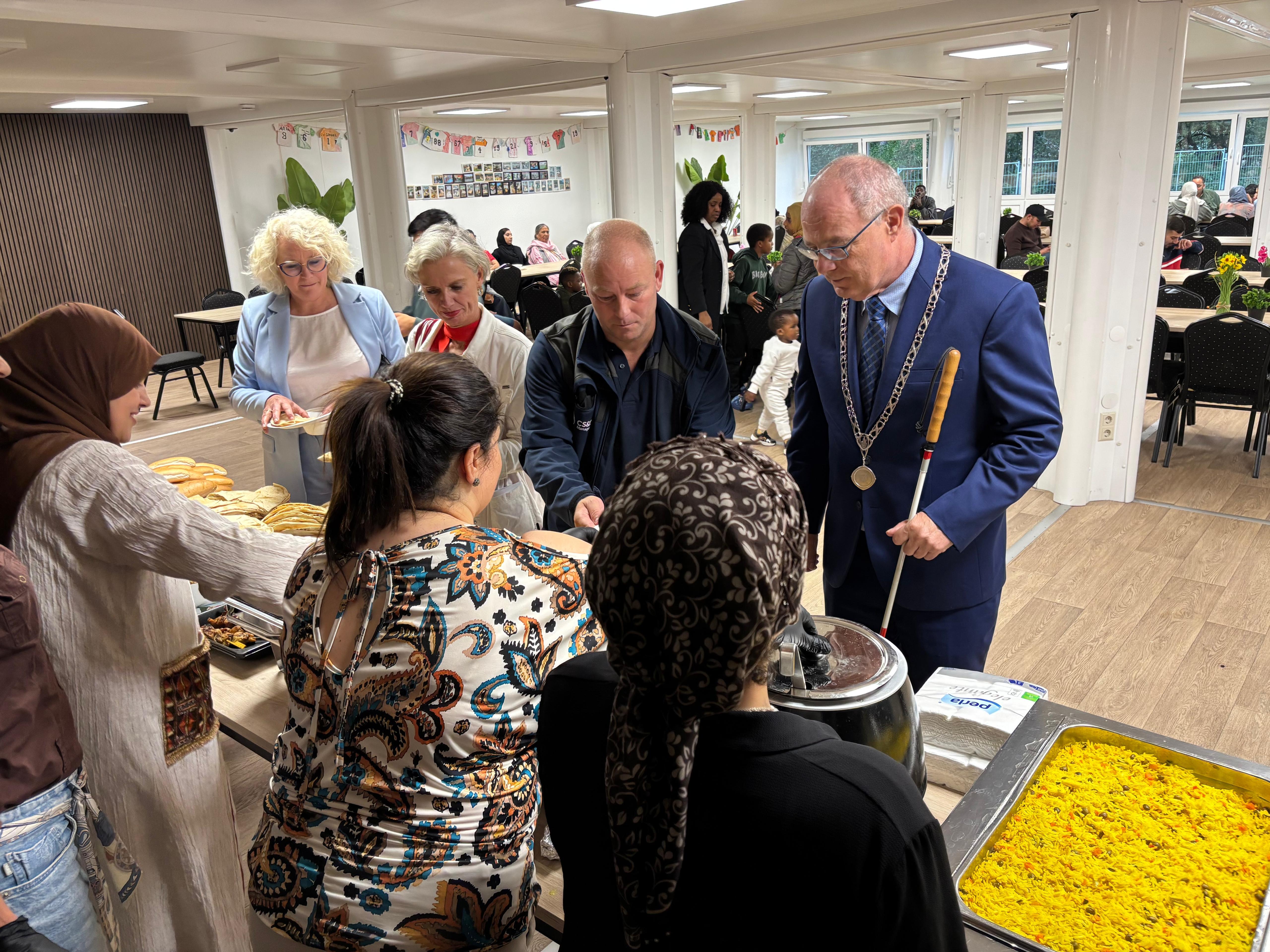 Het college van Waalre bezoekt de bewoners tijdens de maaltijd. 