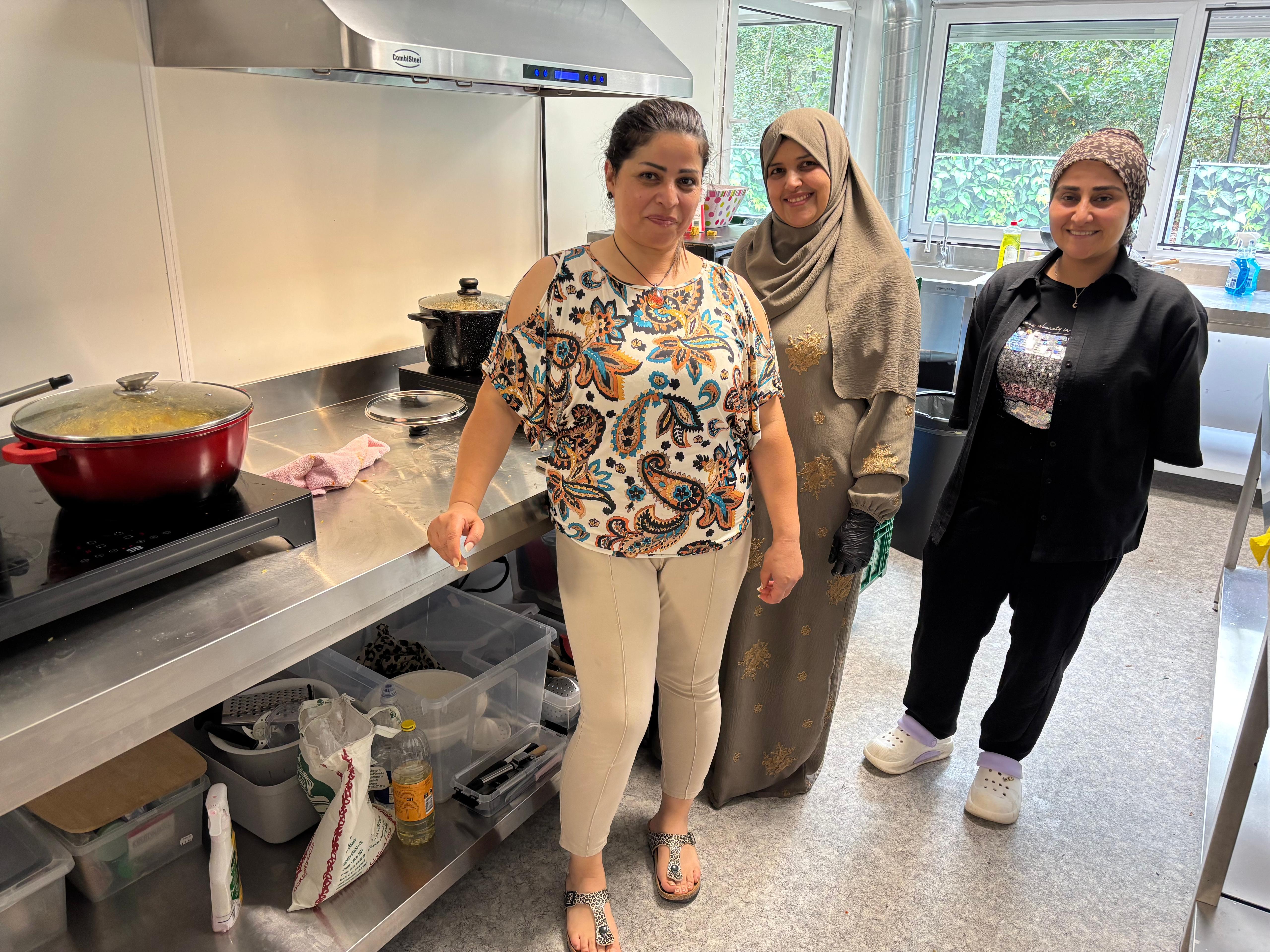 Bewoners in de keuken tijdens het maken van de avondmaaltijd