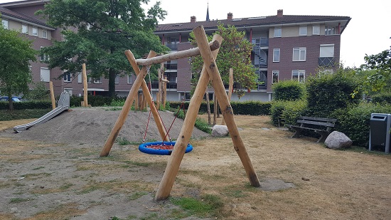 Speeltuin met een schommel en glijbaan