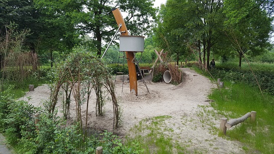 Speeltuin met onder andere een schommel, klimrek en wipwap